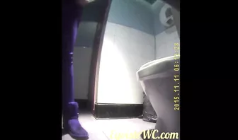 Скрытая камера в кабинке женского туалета в клубе