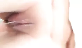 Пока мужик ебет бабу в очко, происходит течка пизды