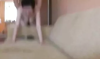 Ебет раком русскую жену на диване и снимает ее прелести на телефон