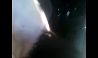 Ебет симпатичную проститутку в рот и пизду в машине за городом