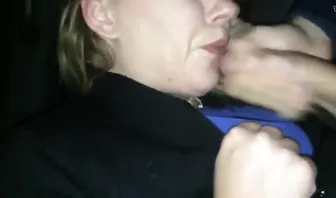 Зрелая баба сосет член парню и принимает сперму в рот