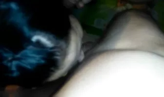 Молодая брюнетка в чулках принимает в рот три члена