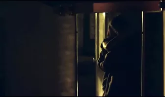 Русская актриса Паулина Андреева засветила сиськи в эротической сцене