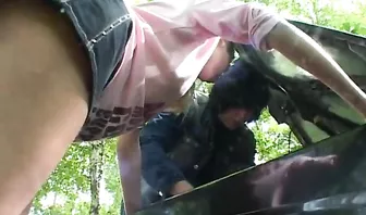 Починил машину незнакомки и занялся с ней сексом в авто