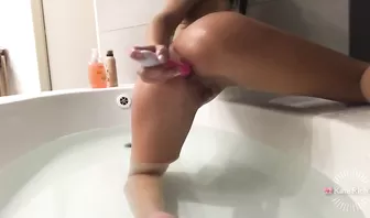 Голая россиянка Kate Rich дрочит анус в ванне