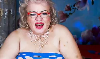 Русская бабушка трахает себя перед веб-камерой в соло