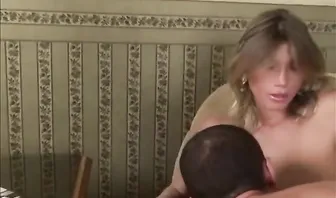 Беременной блондинке накончали на сладкую попку после жаркого траха