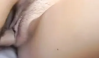 Два парня трахают молодую брюнетку на заднем сиденье автомобиля