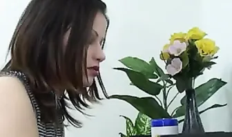 Парень оттрахал голой девке рот