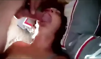 Парень вместе с другом трахает пьяную брюнеточку в рот и киску