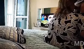 Голая очкастая бабушка с огромными дойками отсасывает внуку и встает на четвереньки